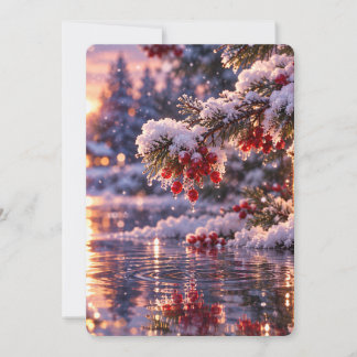 Vinterundrets snöiga tallgrenar och röda bär inbjudningar