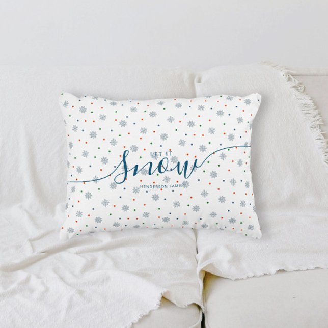 Vintervit anpassningsbar Låt det snöa med vinter Prydnadskudde (Elegant Let it snow personalized pillow with snowflakes and dots)