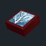 Vintervit birch träd jul minnesask<br><div class="desc">Vintertemat blå och vit vattenfärgsmålning av en vit björk träd med snö bakgrund. Artio originalkonstverk med jultema. Blå och vit jul.</div>