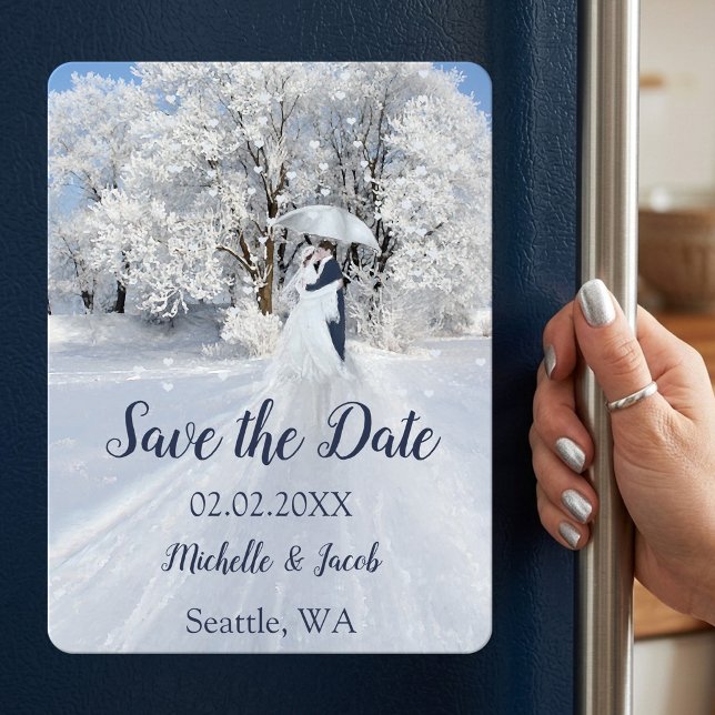 Vintervonderland Fin konst Spara datumet Magnet (Save the Date magnet featuring a fine art painting with a romantic couple in a winter wonderland)