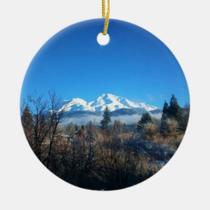 Vintervy vid Mount Shasta, CA Julgransprydnad Keramik