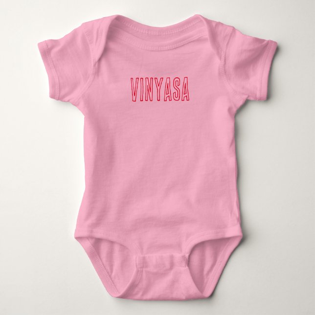 Vinyasa Yoga Red Typography on Rosa T Shirt (Framsida)