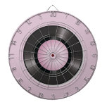 Vinylpost Darttavla<br><div class="desc">En cirkelformad kartong som är designad för att likna en vinylpost och som har en svart mittpunkt med utstrålande rosa spiral mönster.</div>