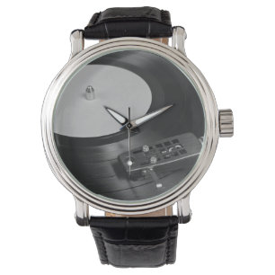 Vinylpost spelas upp på en flyttbar översikt armbandsur