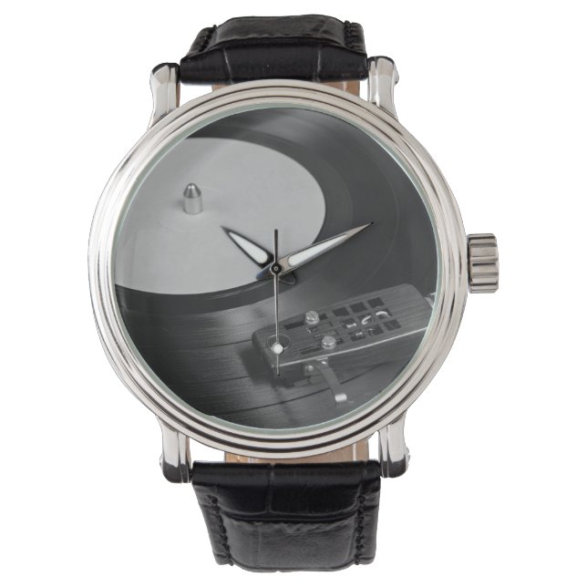 Vinylpost spelas upp på en flyttbar översikt armbandsur (Framsida)