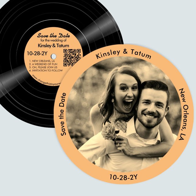 Vinylpostfoto Spara Sepia-datumet Datumet (Vinyl record style save the date with your photo on one side and a record image on the other.)