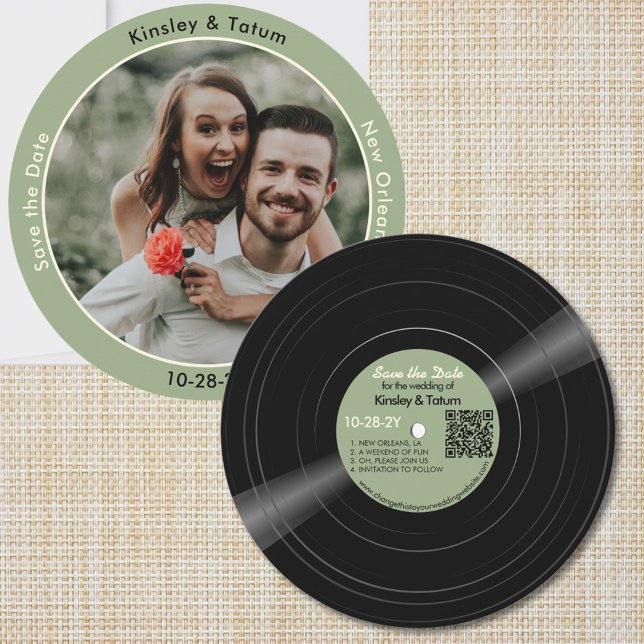 Vinylskiva Foto Grön Bröllop Spara Datum Datumet (A round retro vinyl record wedding save the date with your photo and QR code. Soft green label)