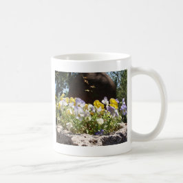 Violer i en stentrog. kaffemugg