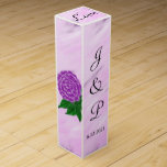 Violet Blommigt Vattenfärg Tvättar Monogram Presentask För Vinflaska<br><div class="desc">Violet blommigt med grönt löv mot en lila violett vit vattenfärg tvättar bakgrunden på tre sidor. Anpassa Bride and Grooms Monogrammed Initialer och Bröllop Date i svart text. Kärlek är skrivet i söt svart skript överst. Originalteckningsutkast av TamiraZDesigner.</div>