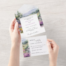 Violet Blommor skogar alla i en bröllopsinbjudan