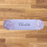 Violet lavender namn elegant mini skateboard bräda 18,5 cm<br><div class="desc">En violett,  lavender färgad bakgrund. Anpassa och lägg till ditt namn. Dekorerad med konetti. Namn är skrivet med ett modernt handskript i stil.</div>