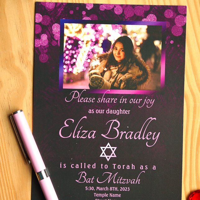 Violet, Lila Bat mitzvah Inbjudan med David stjärn (Pink and dark purple bat mitzvah invitation with star of david and photo)