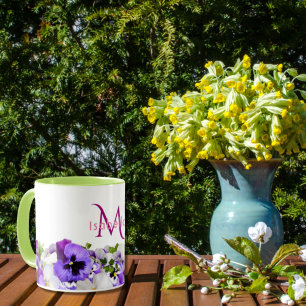 Violet pansies, blommor, vit monogram namn mugg