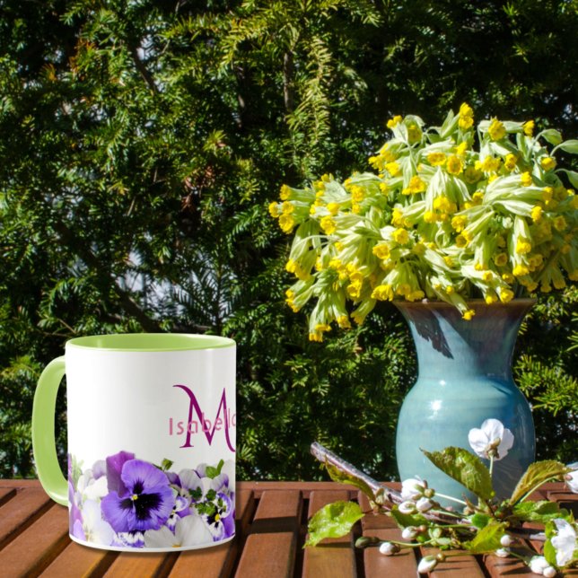 Violet pansies, blommor, vit monogram namn mugg (Skapare uppladdad)