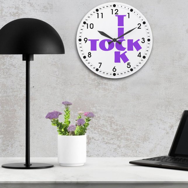 Violet Tick Tock Typography Crossword Stil Rund Klocka (acrylic wall clock with cross words tick tock. )