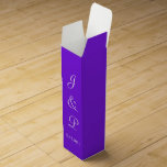 Violet White Monogram Bröllop Presentask För Vinflaska<br><div class="desc">Ljusviolett och vit bröllopsboxar för dina gäster. Anpassa Bride and Grooms Monogrammed Initialer och Bröllop Datum i vit text. Utformad av TamiraZDesign.</div>