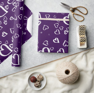 Violett inslagspapper med vita hjärtan presentpapper