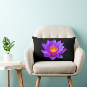 Violett Lotusblomma på Svart Lumbarkudde