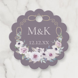 Violett rosenblomsterkrans med monogram gåvor etiketter