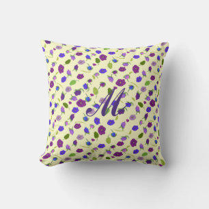 violetta blommor med monogram mönster Dekorativ ku Kudde