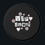 VIP gästblommor Magnet<br><div class="desc">VIP-gästkort,  musslor,  nyckelkedjor med mera med vit text och blommor i svart bakgrund.</div>