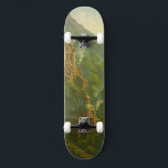 Viremoor Steamgate Mini Skateboard Bräda 18,5 Cm<br><div class="desc">Stap in de wereld van Skarnveil met dit semi-realistische digitale schilderij van Viremoor - een verborgen steampunkvallei genesteld in de buurt van de vulkanische ruggen van Ashspire. Zachte rook stijgt boven de geclusterde daken, gloeiende ramen wijzen op het rustige leven binnen, waar structuren naadloos samengaan met het omliggende berglandschap. Dit...</div>