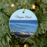 Virginia Beach Round Ornament<br><div class="desc">Den här rundade porslinsdekorationen har en fasfront av Virginia Beach, Virginia. Platsen skrivs över bildens överkant. På baksidan av en ljusblå bakgrund är roligten en detalj - geokoordinaterna. Kontakta mig genom Zazzle om du har frågor om detta prydnadsämne eller vill ha personlig. Jag är lycklig för att hjälpa till, och...</div>
