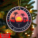Virginia Beach USA Retro Sunset Souvenirs 80-talet Julgransprydnad Keramik<br><div class="desc">Den här retro Virginia Beach från Virginia State Vintage gör en underbar julklapp eller födelsedagspresent till fläkt av Virginia Beach. Retro-sommarbesöksmönstret är en perfekt gåva till älskare och tropiska destinationer fläkt. - " Du kan anpassa och ändra den här mallen genom att justera, ändra eller ta bort texterna i den....</div>