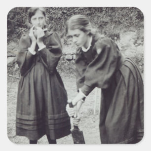 Virginia och Vanessa Stephen, i St. Ives, 1894 Fyrkantigt Klistermärke