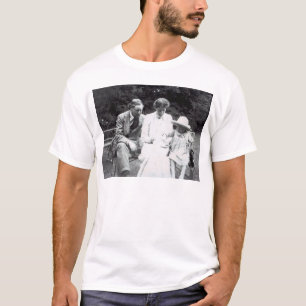 Virginia Woolf med Clive och Julian sätta en T-shirt