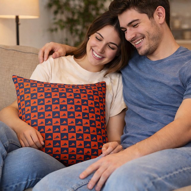 Virginias silhuett schackbräde mönster Blå Orange Kudde (A throw pillow with a blue and orange pattern featuring the US state of Virginia.)