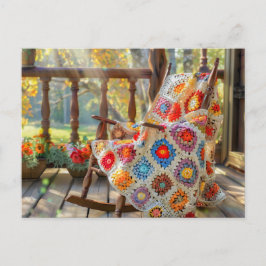 Virkad Granny Square-filta liggande på en gungstol Vykort