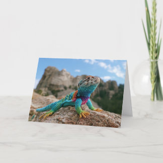 Virkat krokodilldjur med krage besöker Mount Rushm Helgkort