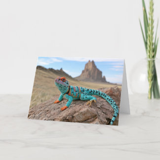 Virkat krokodiltroll med krage besöker Shiprock Helgkort