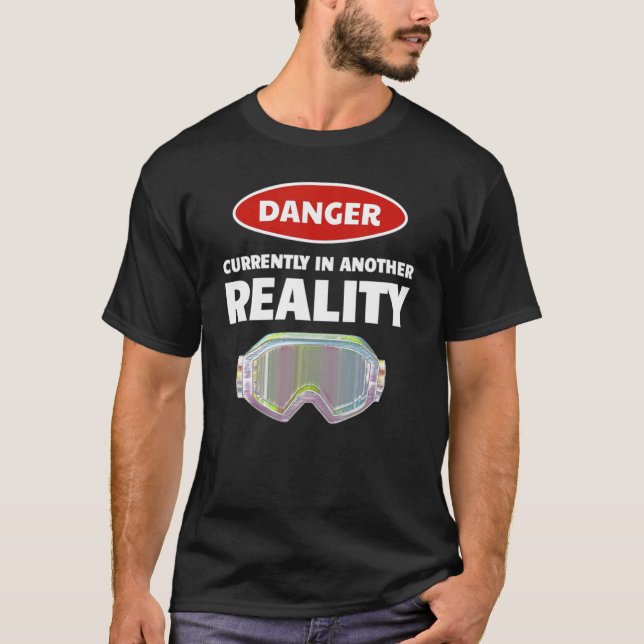 Virtuell verklighetsfara för roligt VR Gamer i en  T Shirt (Framsida)