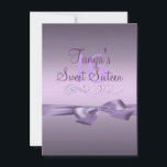 Virvla runt & buga den purpurfärgade inbjudningar<br><div class="desc">Denna inbjudan för födelsedagen för elegantanpassadesweet sixteen presenterar en lila virvlar runt & bugar på en purpurfärgad bakgrund. Skräddarsy den,  genom att tillfoga som är ditt,  specificerar i stilsorten av ditt primat!</div>