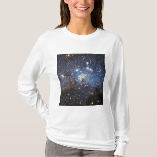 Virvlar runt av gasar och dammar av t shirt