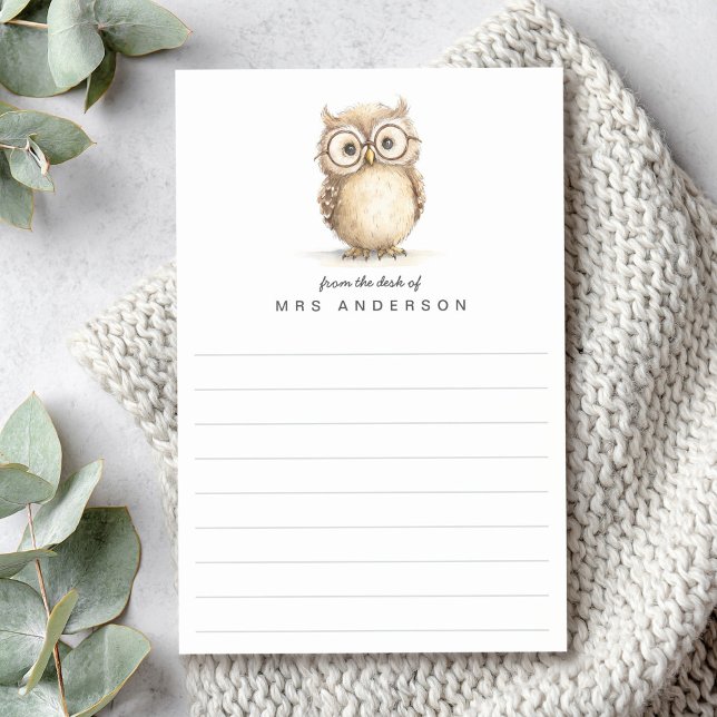 Vis domed ollon från namnets skrivbord post-it block (Wise owl from the desk of name lined post-it notes)