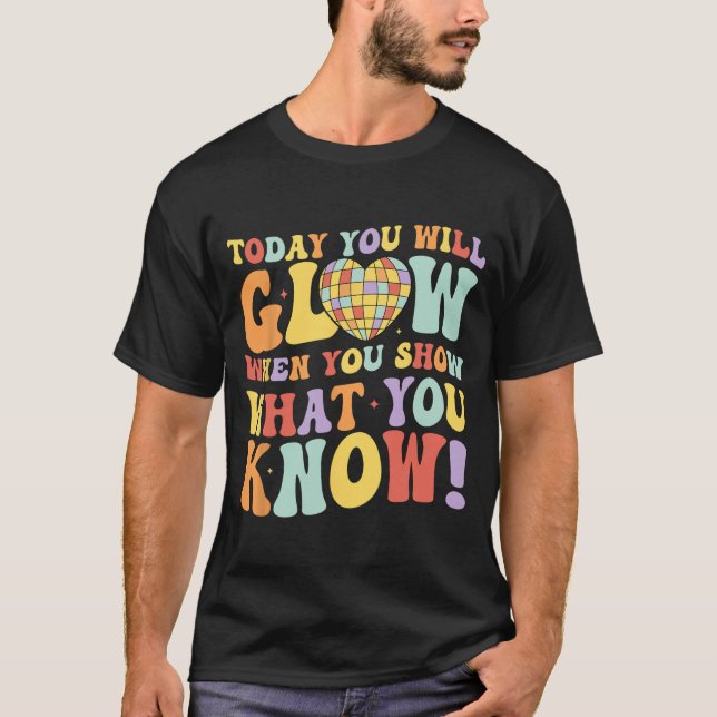 Visa det du känner till testdagen för lärarstudier t shirt (Framsida)