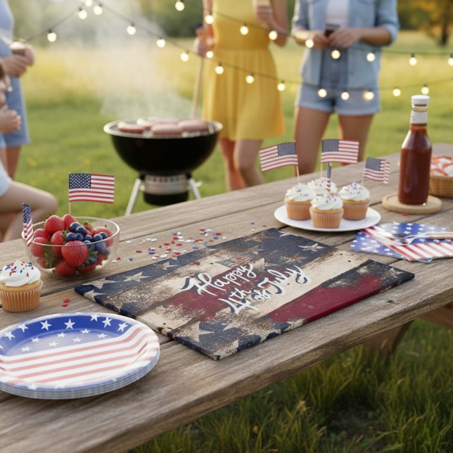 Visa dina stjärnor och Rand Stil 4 juli (Perfect for BBQs and summer parties, this patriotic cutting board sets the 4th of July vibe.)