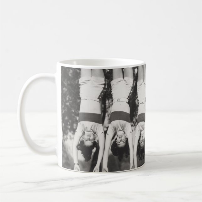Visa flickor på apa pub, lekfull design. kaffemugg (Vänster)