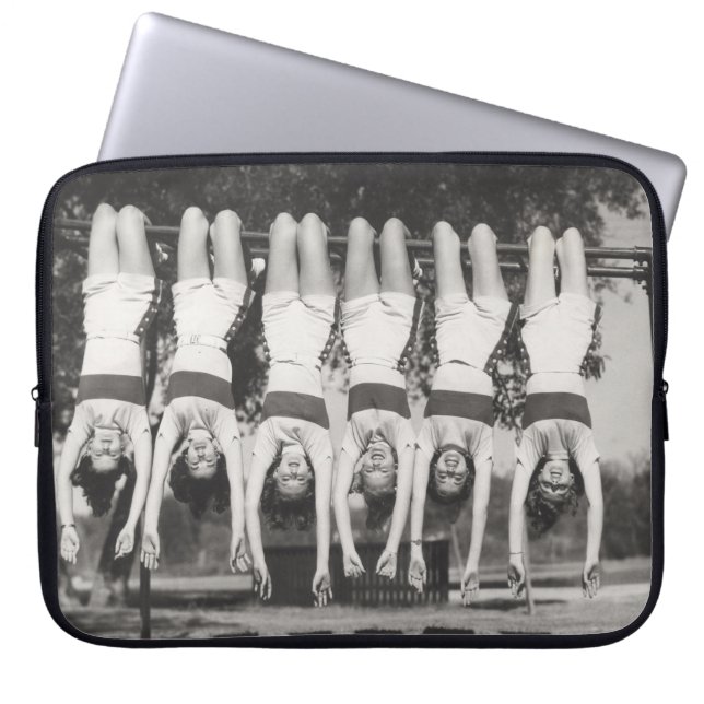 Visa flickor på apa pub, lekfull design. laptop fodral (Framsidan)