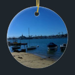 Visa från Balboa Island, Newport Beach, Kalifornie Julgransprydnad Keramik<br><div class="desc">En solig vintermorgon på Balboa-ön i Newport Beach,  Kalifornien. På andra sidan kanalen finns Balboa Pavillion och Roligten Zon på Balboa-halvön. Foto taget i februari 2016.</div>