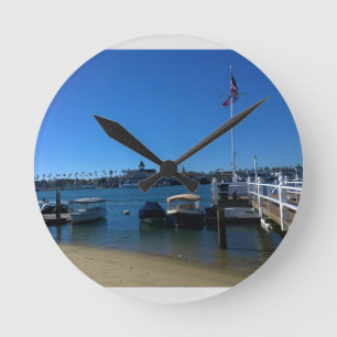 Visa från Balboa Island, Newport Beach, Kalifornie Rund Klocka