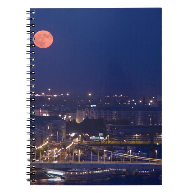 Visa från Fiskeribaser bredvid Matyas Anteckningsbok Med Spiral (Framsidan)