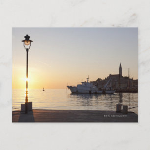 Visa från hamnen i Rovinj, Kroatien, vid solnedgån Vykort