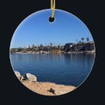 Visa från Wedge, Newport Beach, Kalifornien Julgransprydnad Keramik<br><div class="desc">Vy över Corona Del Mar och Mode i avstånd från andra sidan kanalen medan du står på Väster View Park vid Wedge i Newport Beach,  Kalifornien. Foto taget i november 2022.</div>