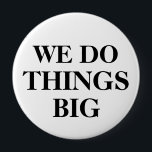 Visa handelsknappar knapp<br><div class="desc">Mycket stora 4-tums Pinback-knappar med den ord vi gör sak stor i stort fet brev i klassisk svart och vitt med möjlighet att anpassa mallens online. Designad för användning vid handelssessioner, konventioner eller andra marknadsföringsmöjligheter.</div>