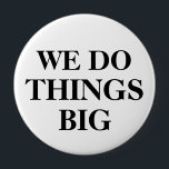 Visa handelsknappar knapp<br><div class="desc">Mycket stora 4-tums Pinback-knappar med den ord vi gör sak stor i stort fet brev i klassisk svart och vitt med möjlighet att anpassa mallens online. Designad för användning vid handelssessioner,  konventioner eller andra marknadsföringsmöjligheter.</div>