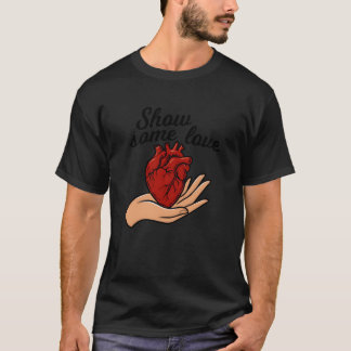 Visa kärlek med en hjärtlig beröring tjej t shirt